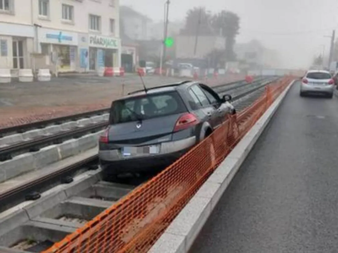Une voiture sur les voies du tramway à Angers